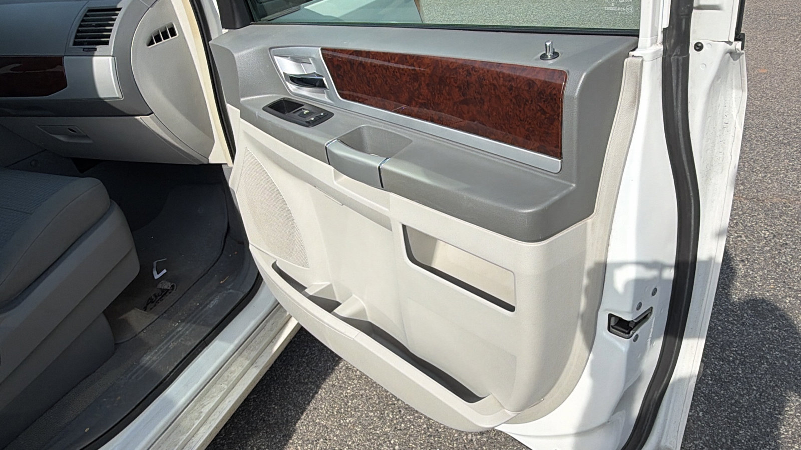 Used 2010 Chrysler Town & Country Touring image 18