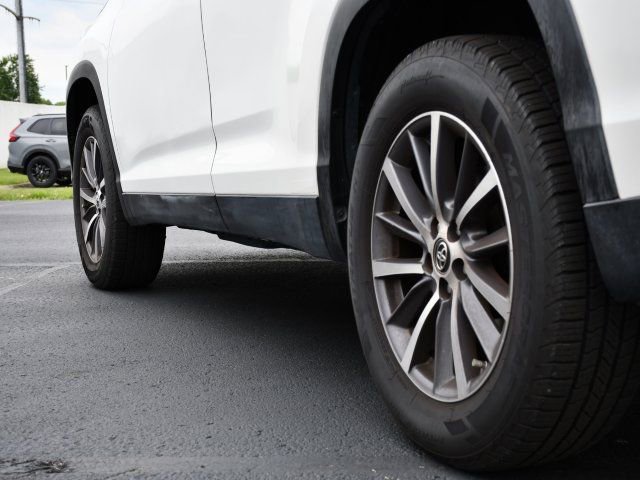 Used 2019 Toyota Highlander XLE FWD image 10