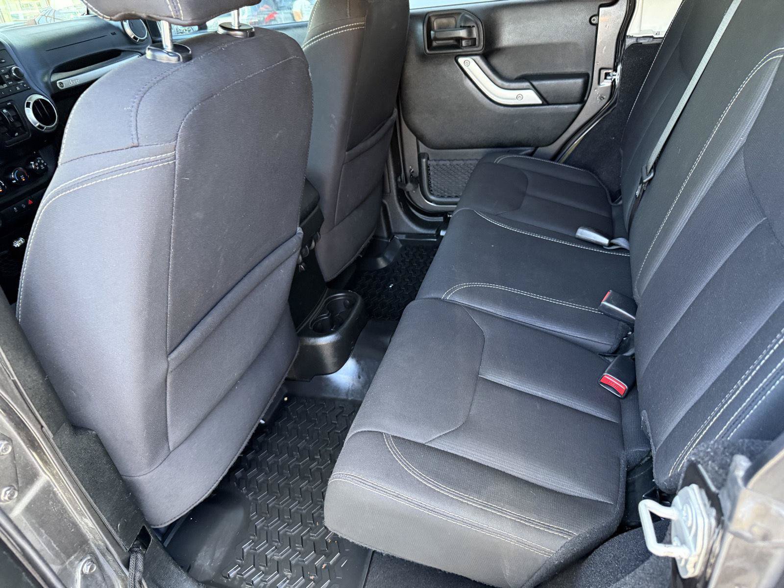 Used 2018 Jeep Wrangler Unlimited Rubicon w/ Connectivity Group AWD/4WD image 13