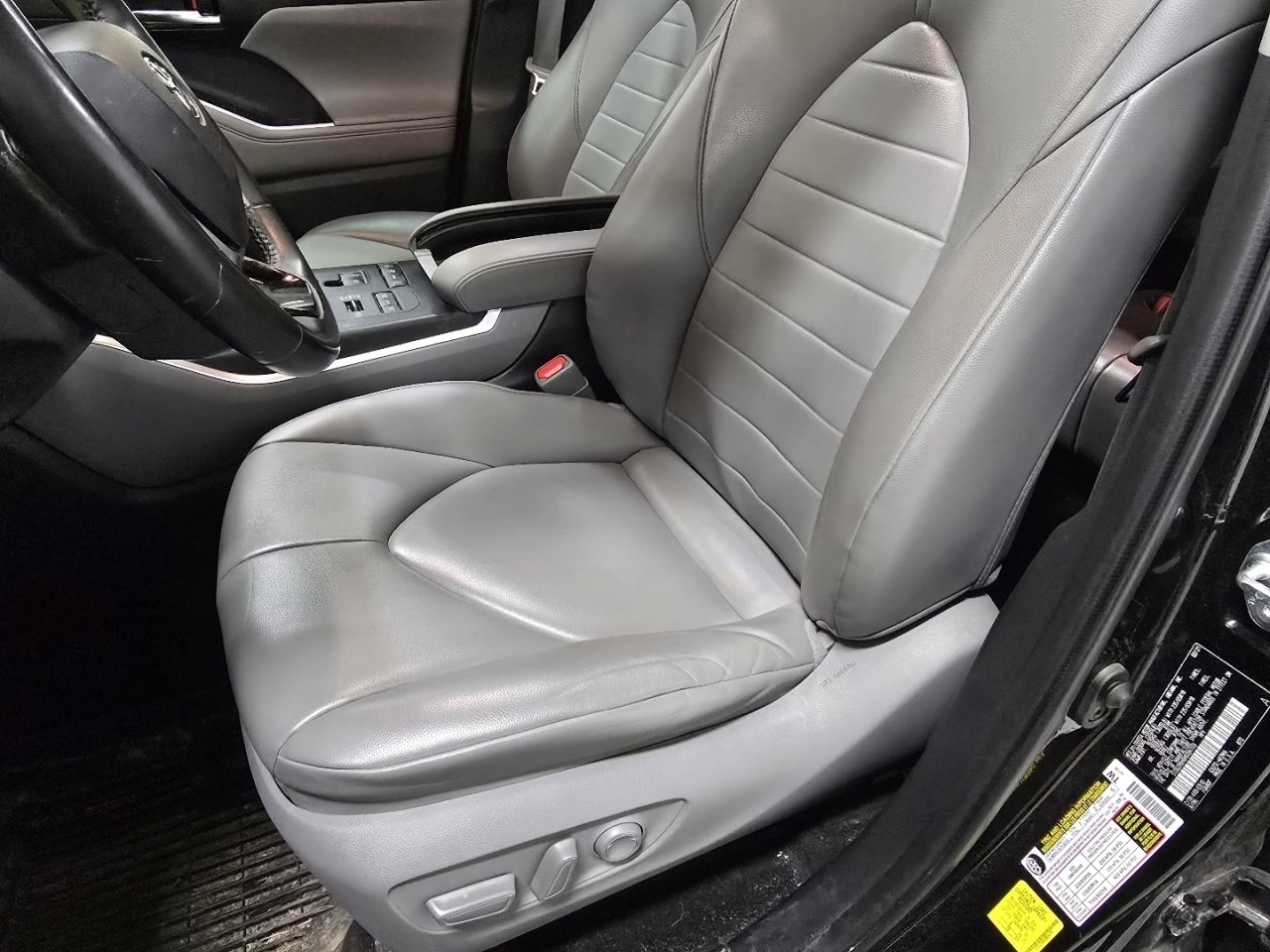 Used 2021 Toyota Highlander XLE image 23