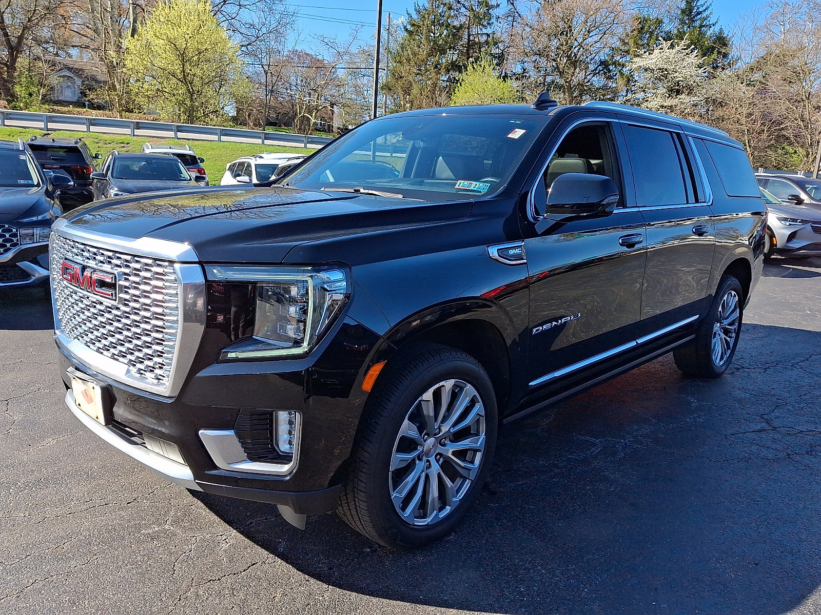 Used 2021 GMC Yukon XL Denali w/ Denali Premium Package image 3