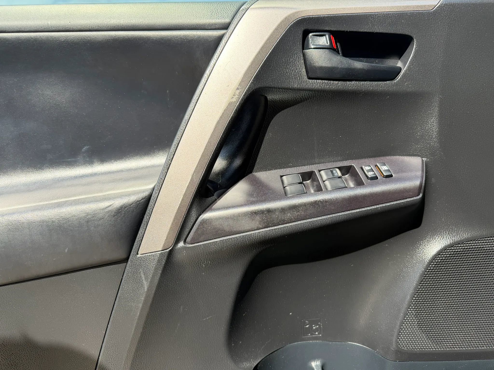 Used 2018 Toyota RAV4 LE AWD/4WD image 9