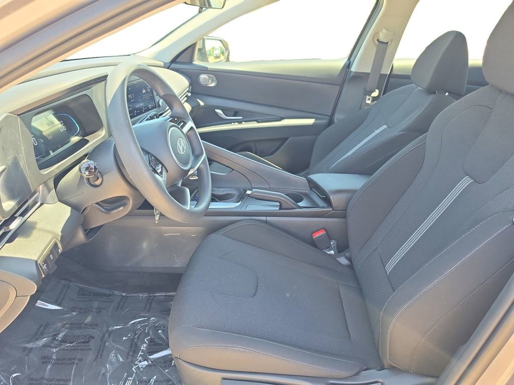Used 2025 Hyundai Elantra SE image 9
