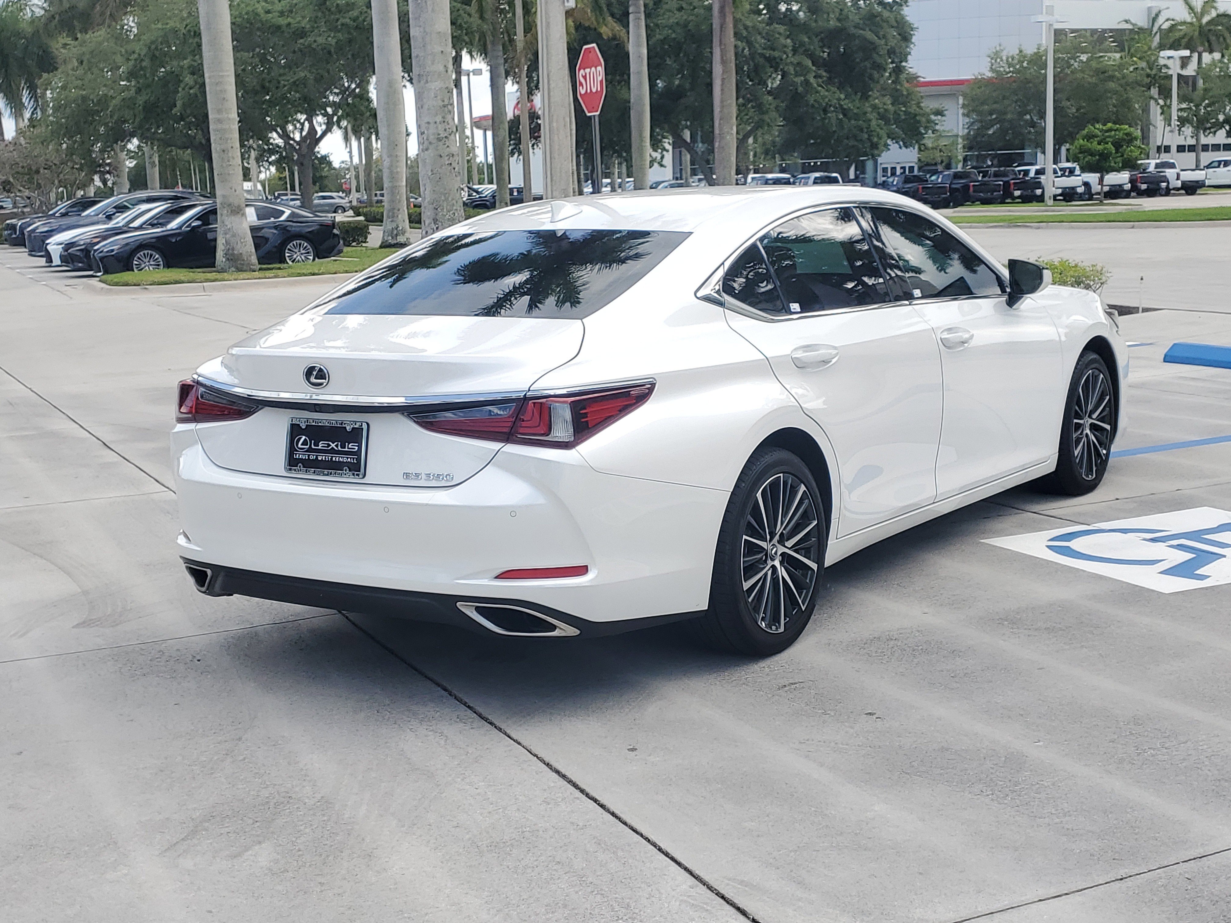 Used 2025 Lexus ES 350 w/ Premium Package FWD image 10