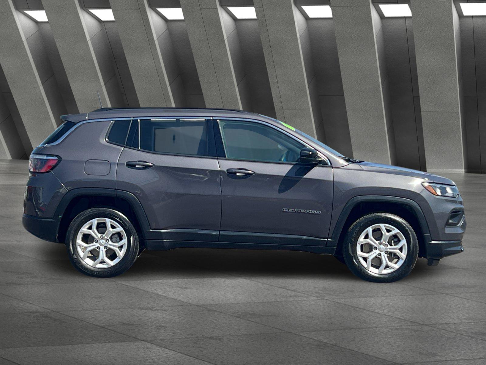 Used 2024 Jeep Compass Latitude AWD/4WD image 3