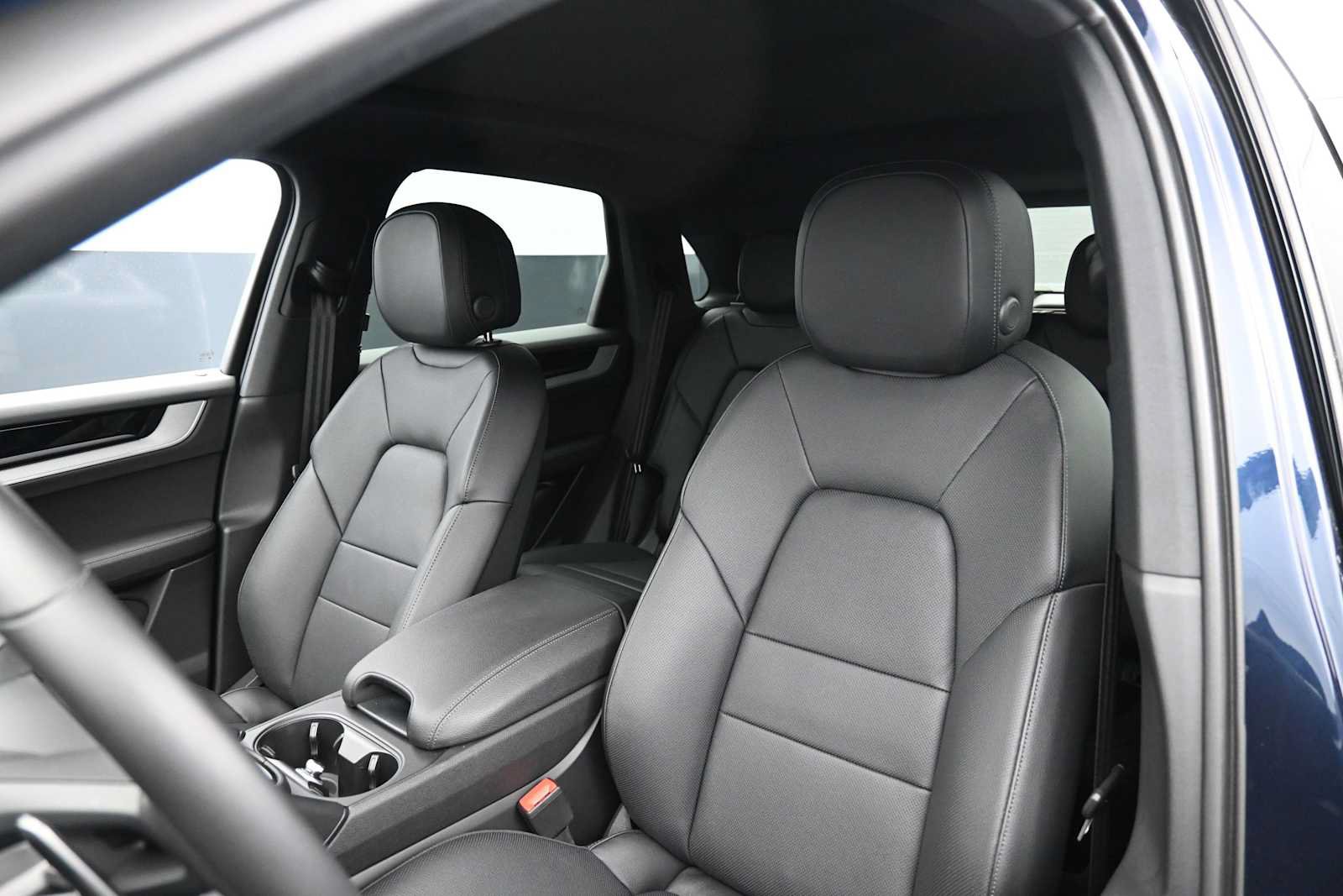 Certified 2025 Porsche Cayenne AWD/4WD image 5