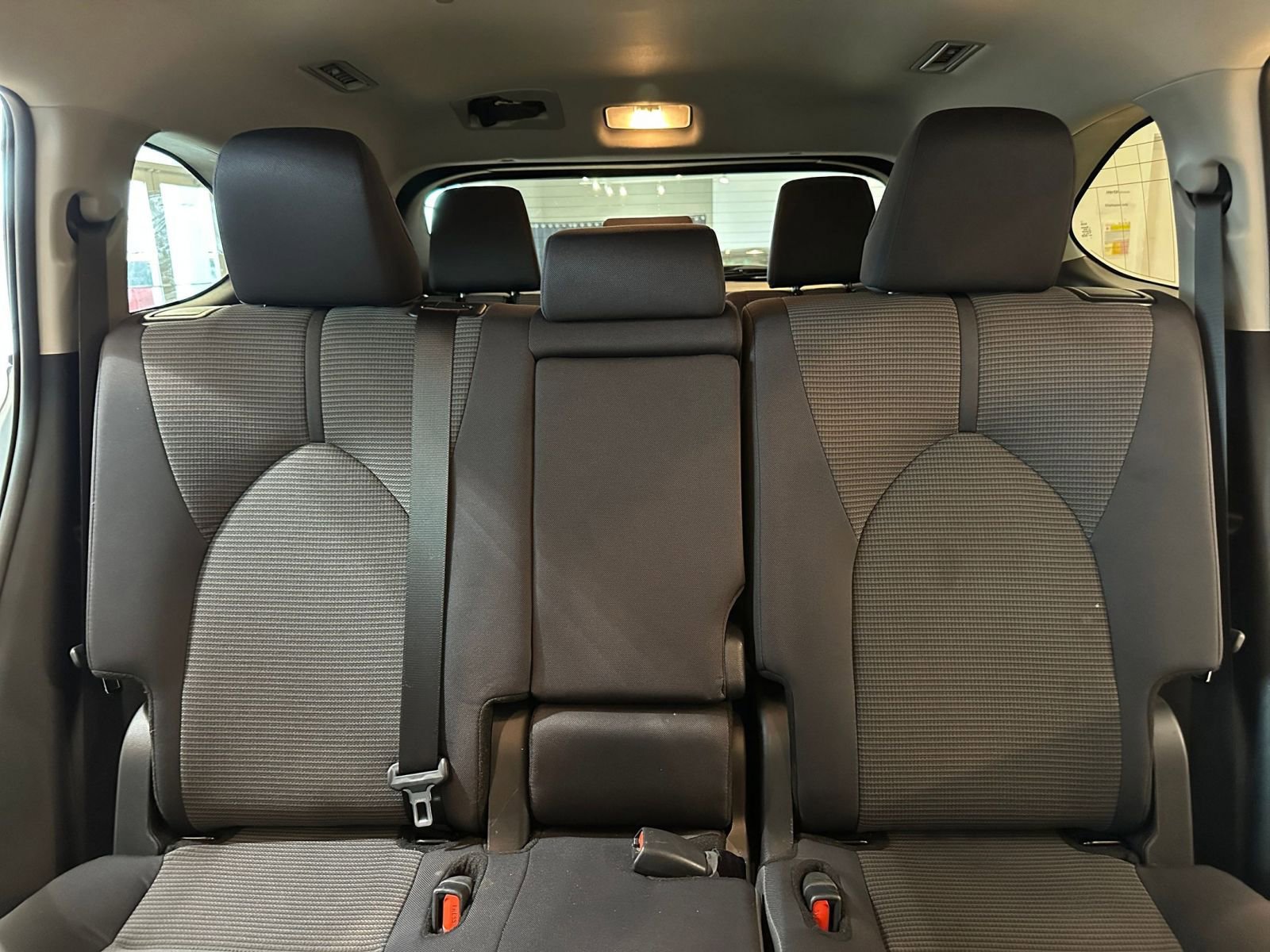 Used 2025 Toyota Highlander LE image 40