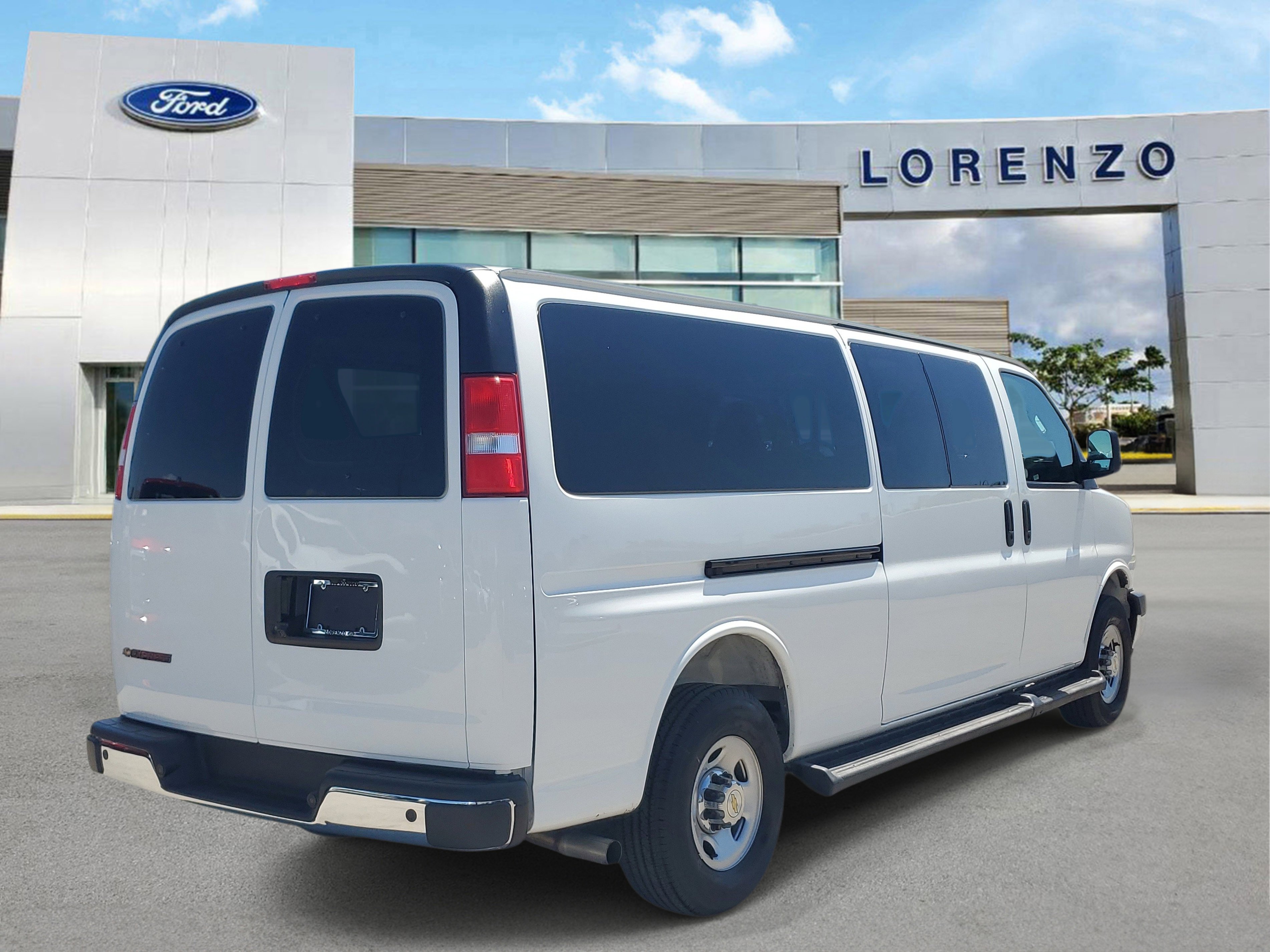 Used 2025 Chevrolet Express 3500 LT w/ LT Preferred Equipment Group RWD image 5