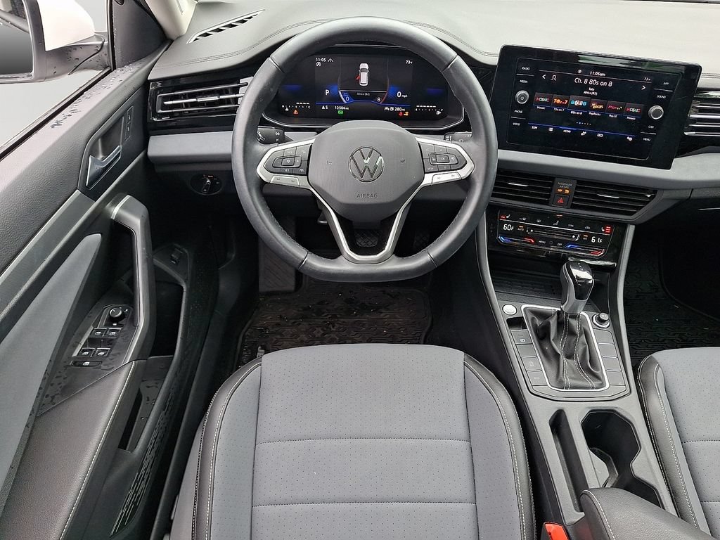 Used 2025 Volkswagen Jetta SE FWD image 12