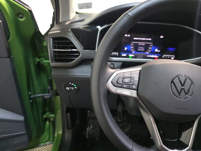Used 2025 Volkswagen Taos SE AWD/4WD image 16