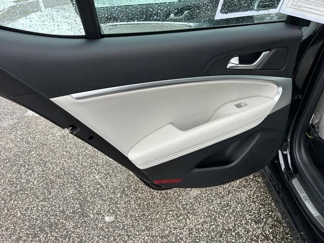Used 2025 Genesis G70 2.5T image 13