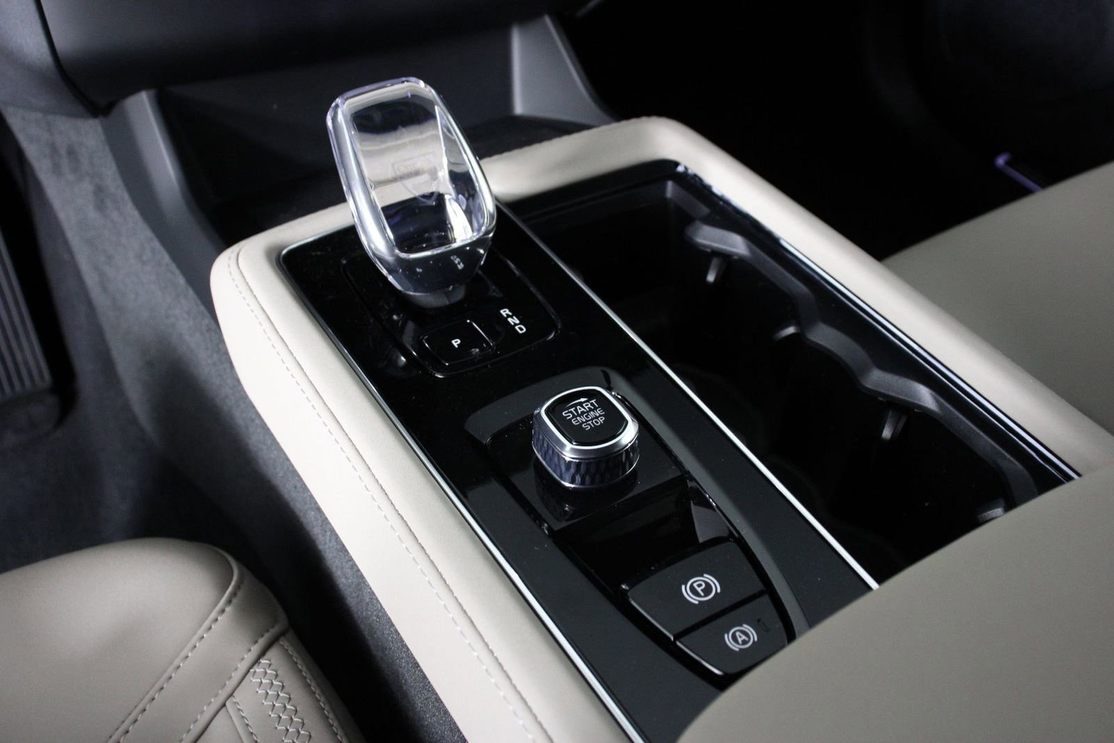 New 2026 Volvo XC90 T8 Plus w/ Protection Package Premier image 7
