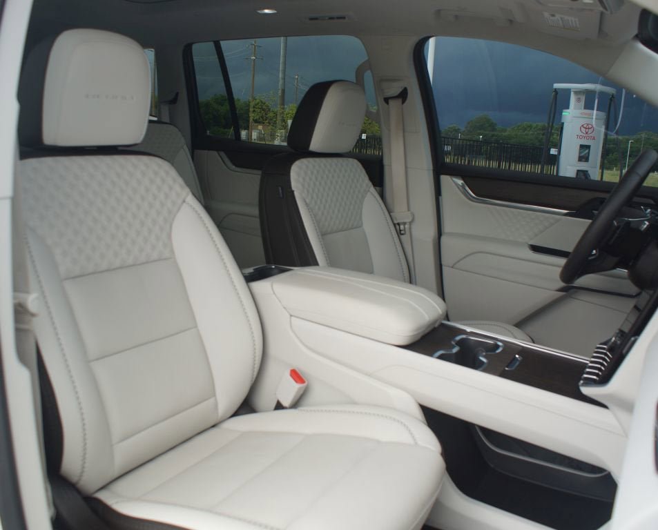 Used 2025 GMC Acadia Denali w/ LPO, Floor Liner Package FWD image 26