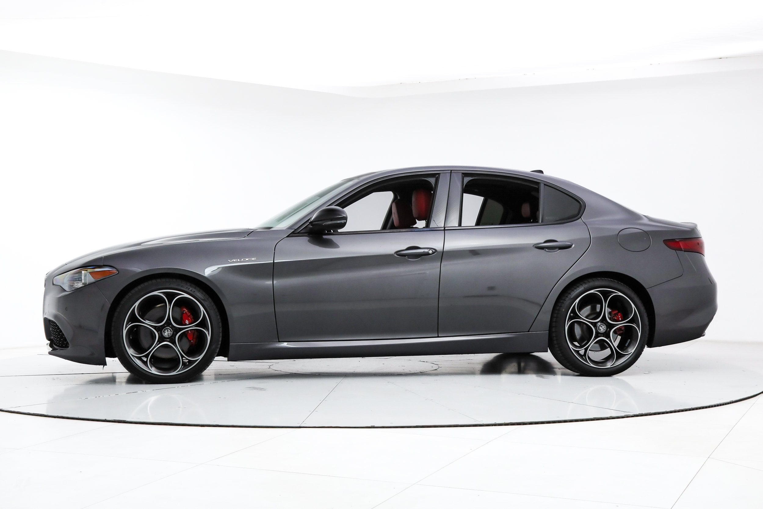Used 2023 Alfa Romeo Giulia Veloce RWD image 2