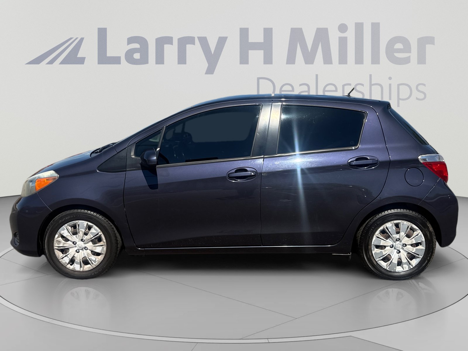 Used 2014 Toyota Yaris L FWD image 2