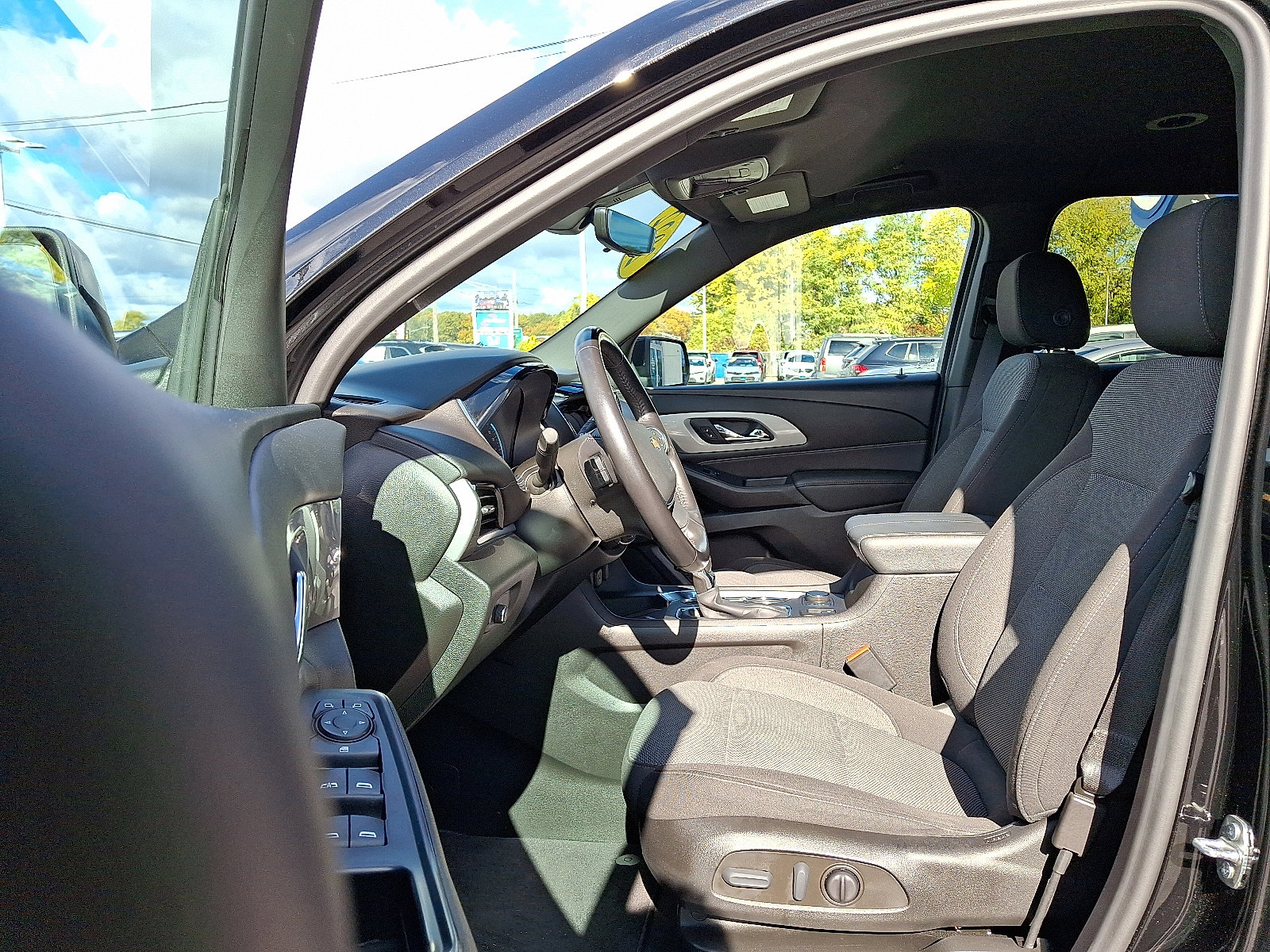 Used 2022 Chevrolet Traverse LT image 16