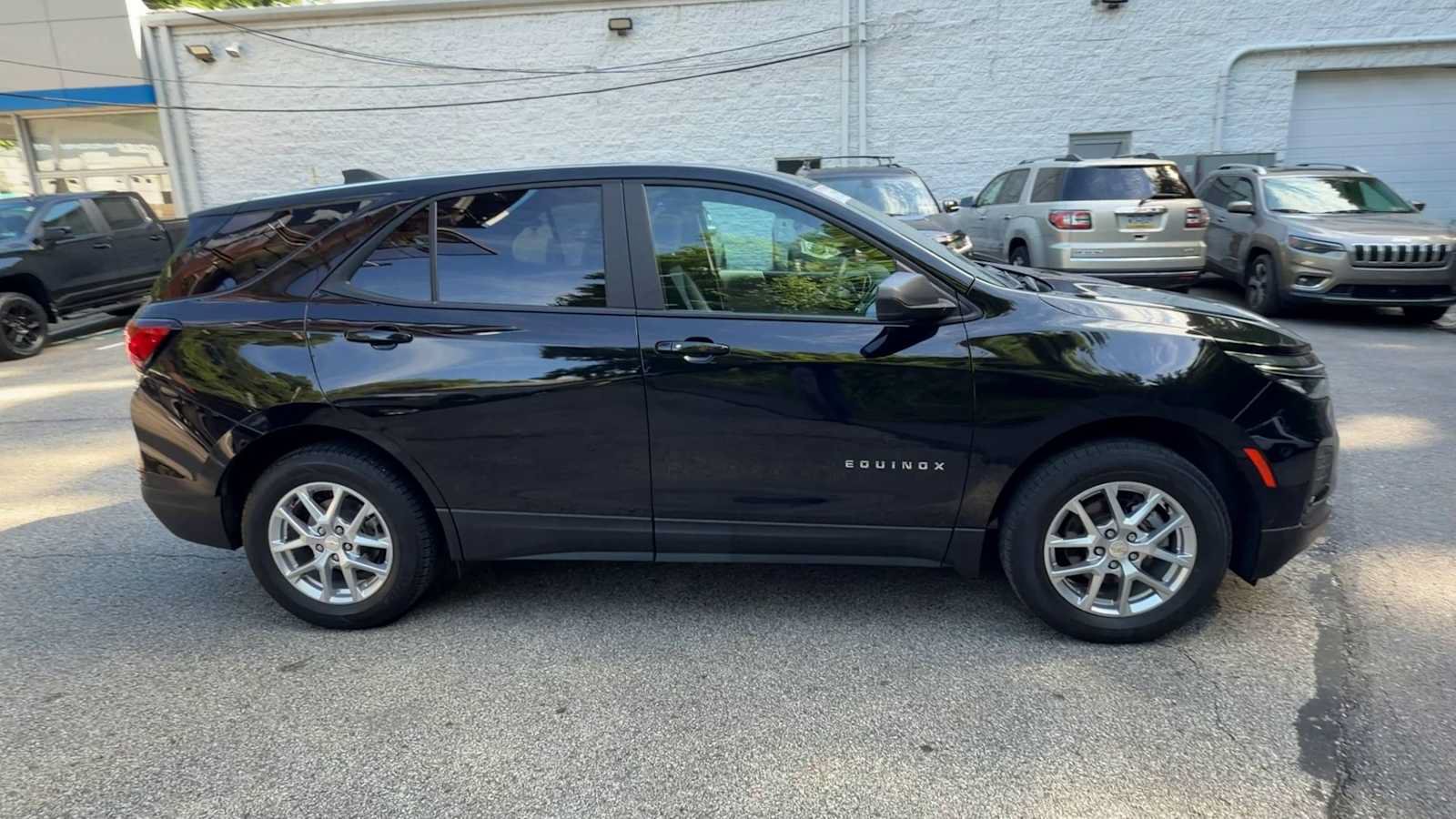 Used 2023 Chevrolet Equinox LS w/ LS Convenience Package AWD/4WD image 9