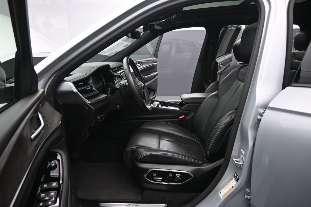 Used 2023 Jeep Grand Cherokee L Overland w/ Advanced Protech Group III AWD/4WD image 10