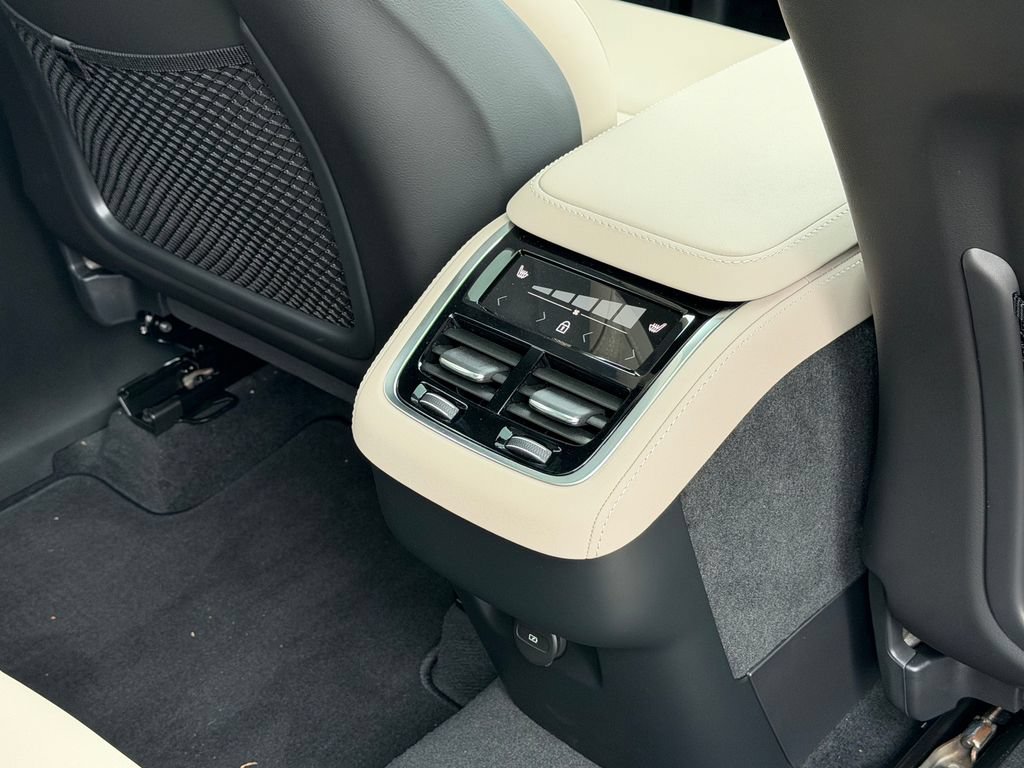 New 2026 Volvo XC90 B6 Plus w/ Protection Package Premier AWD/4WD image 12