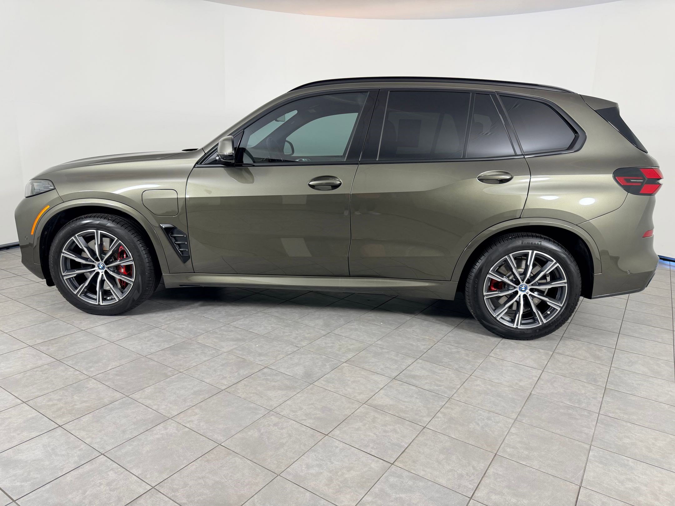 Certified 2025 BMW X5 xDrive50e w/ M Sport Package image 2