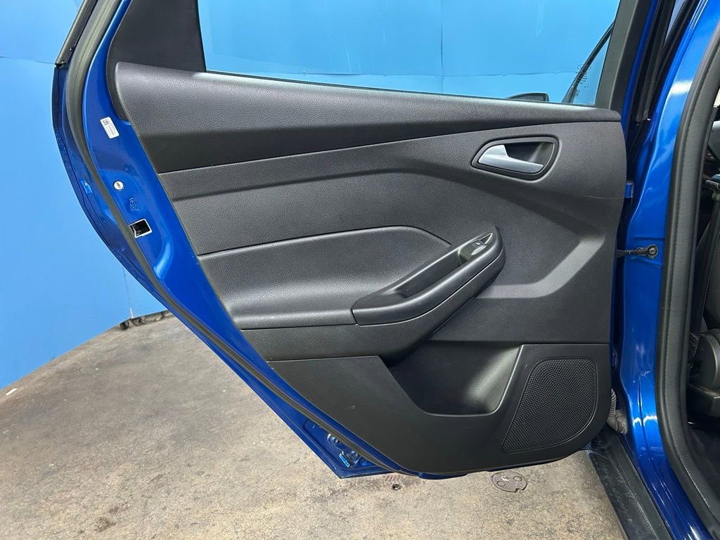 Used 2018 Ford Focus SE w/ SE Appearance Package image 35