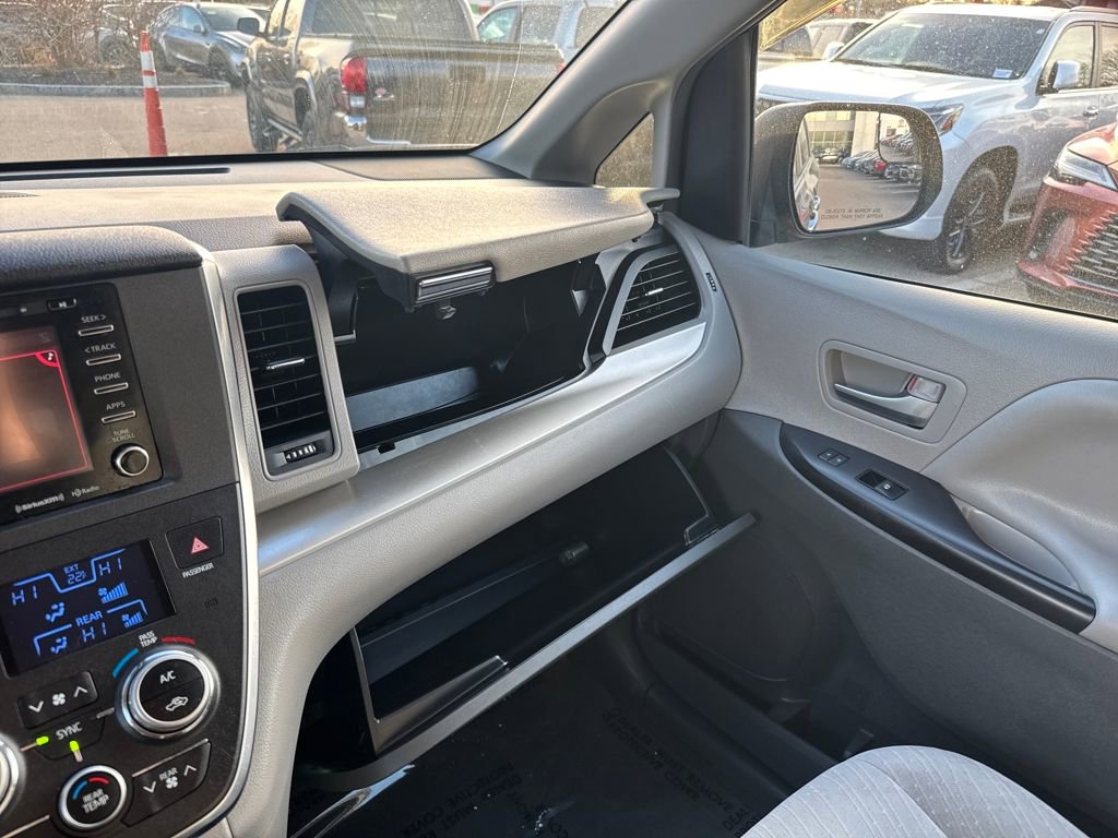 Used 2018 Toyota Sienna LE image 30