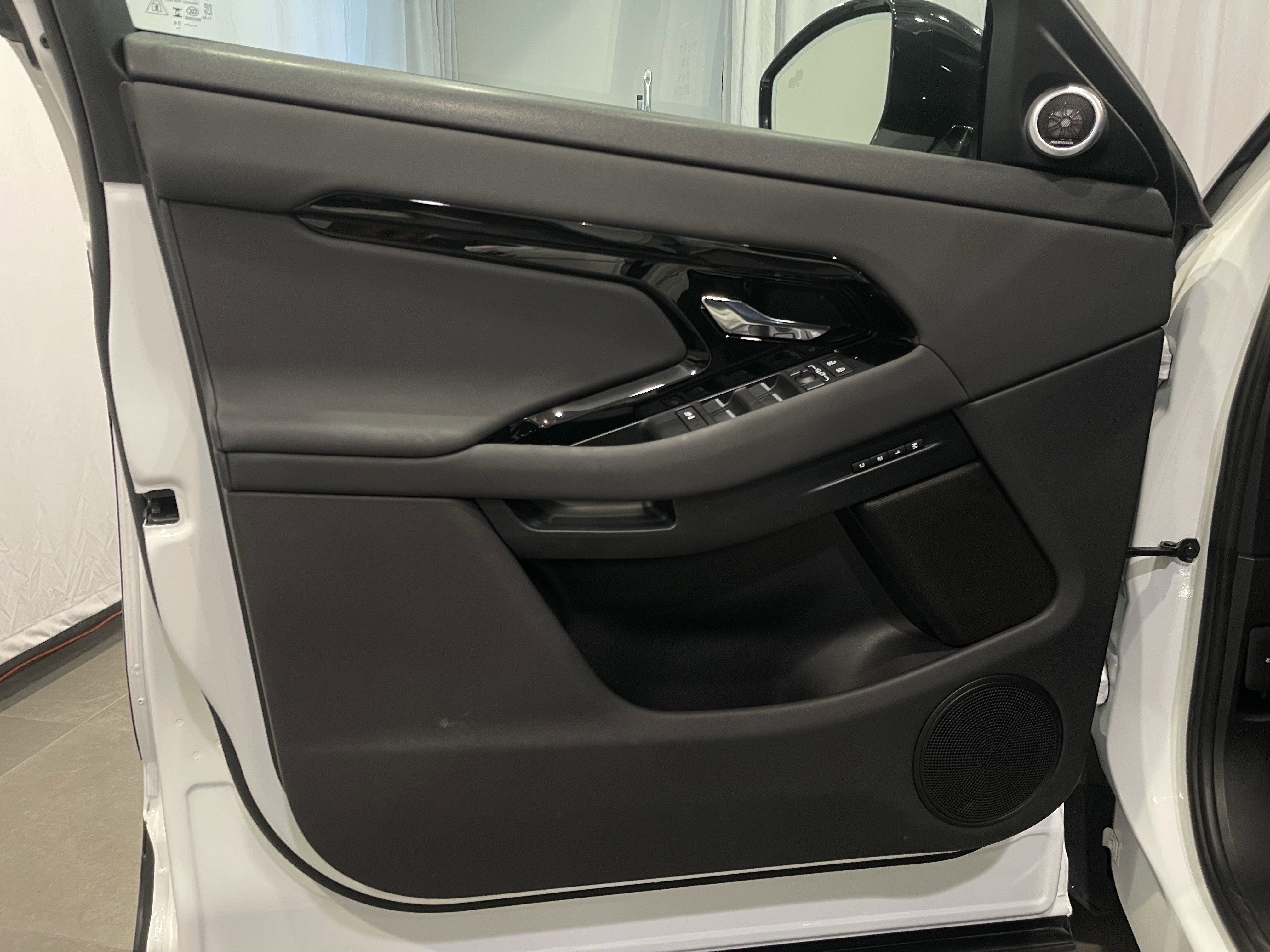 Used 2024 Land Rover Range Rover Evoque S image 12