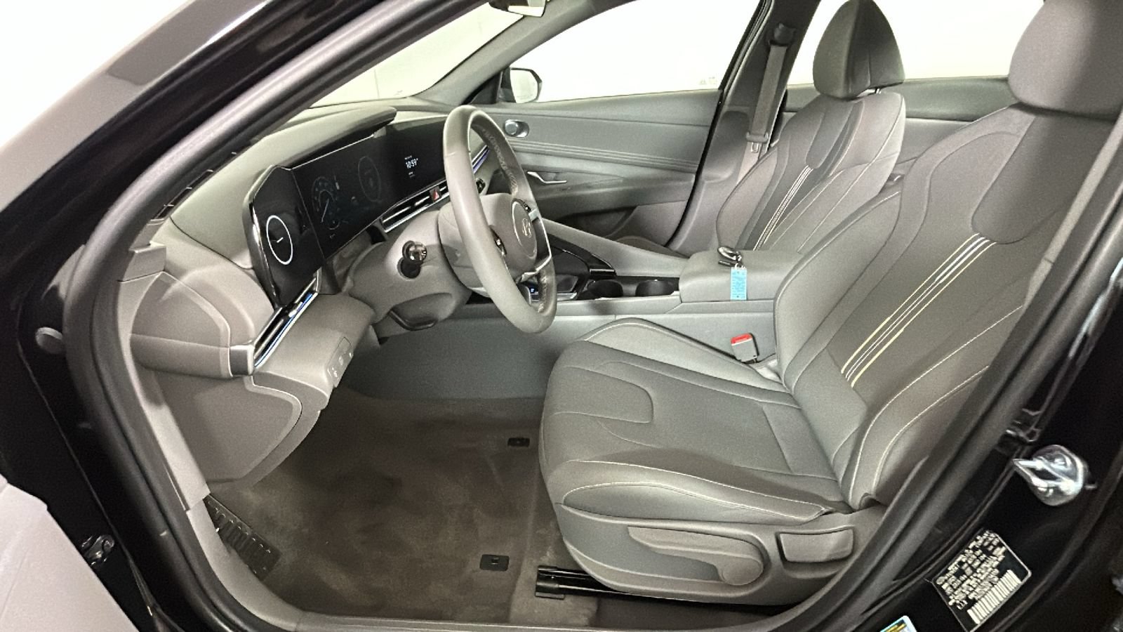 Certified 2025 Hyundai Elantra SEL FWD image 12