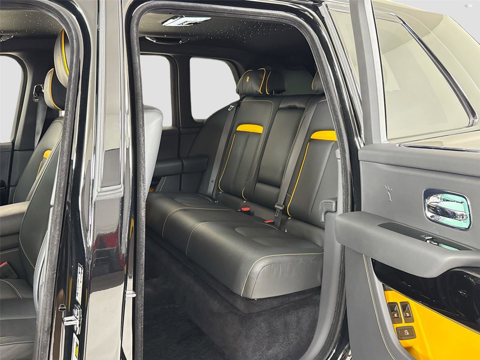 Used 2022 Rolls-Royce Cullinan w/ Interior Detailing Package image 24