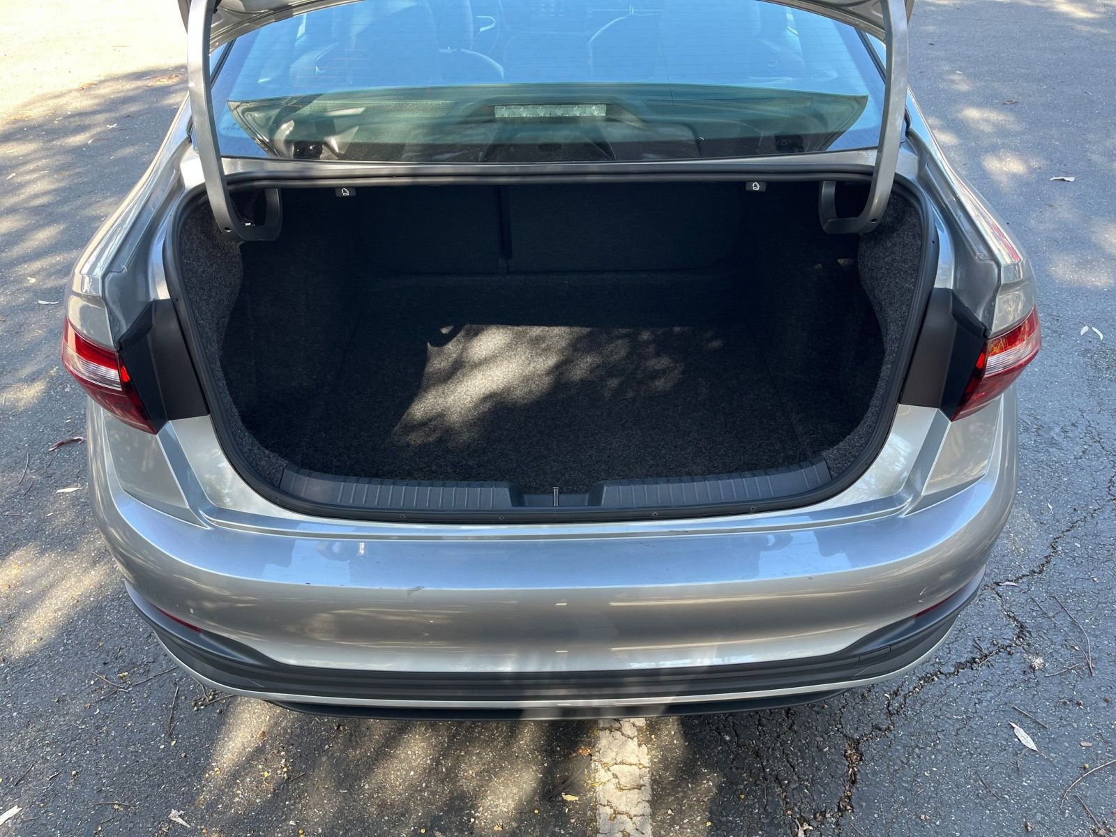 Used 2025 Volkswagen Jetta SE image 32