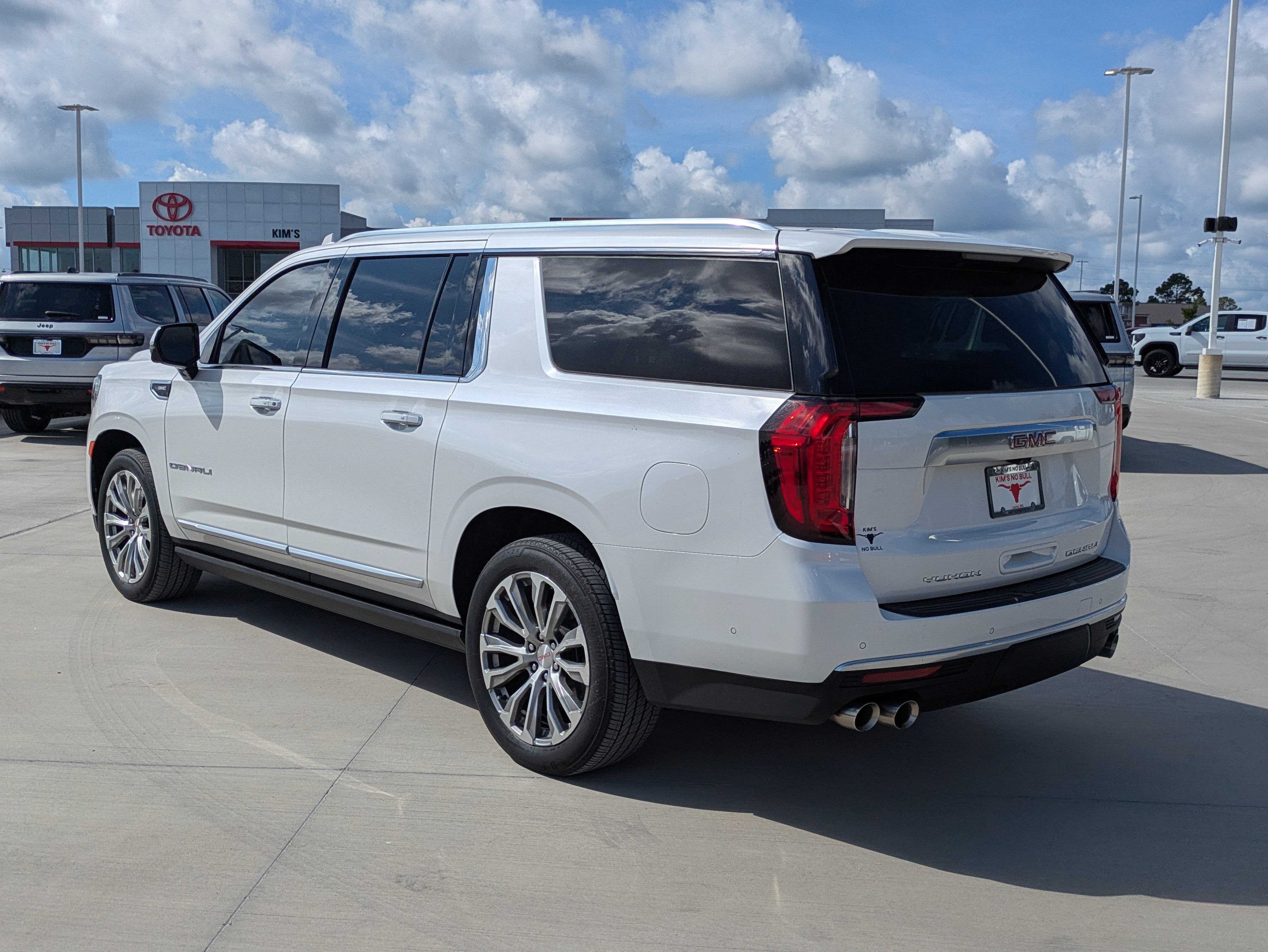 Used 2023 GMC Yukon XL Denali w/ Advanced Technology Package AWD/4WD image 3