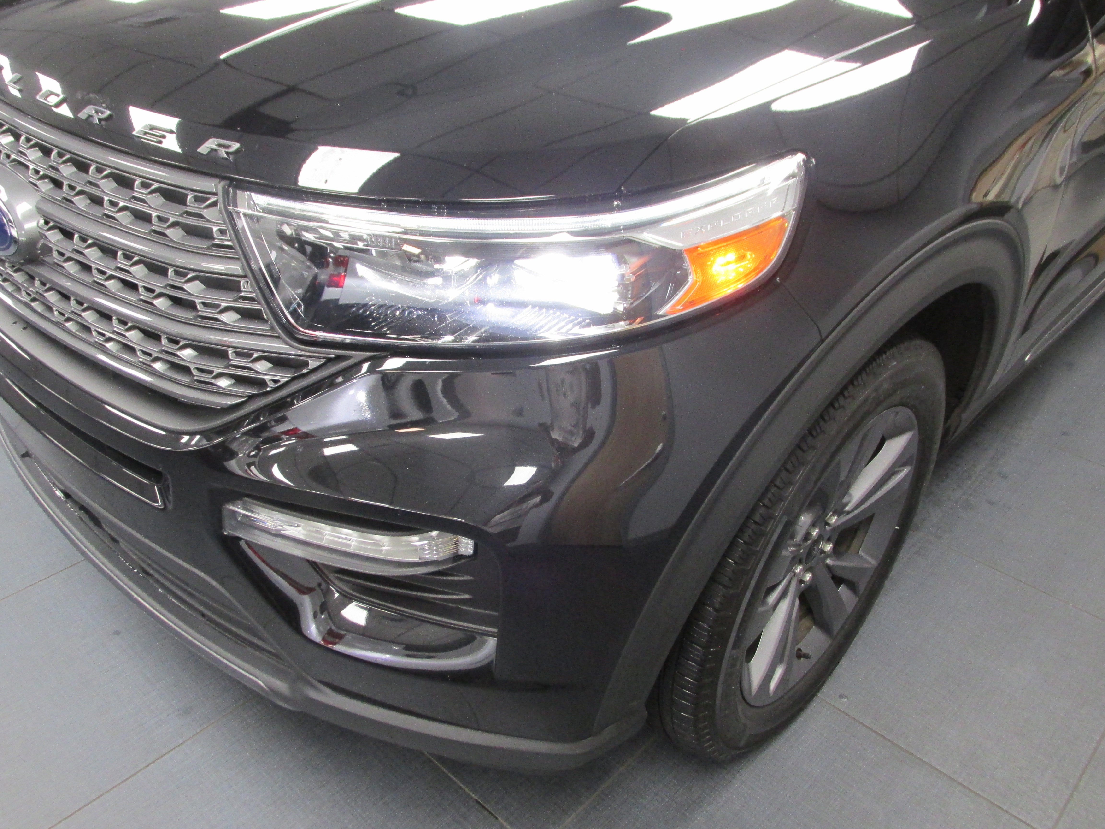 Used 2022 Ford Explorer XLT w/ Equipment Group 202A image 9