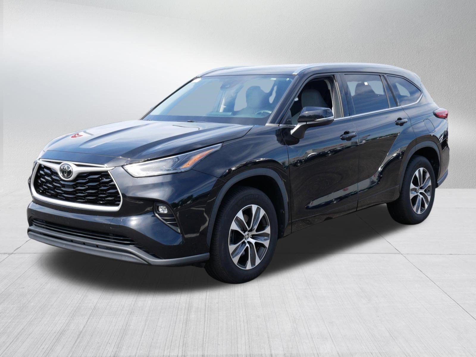 Certified 2021 Toyota Highlander XLE FWD image 3