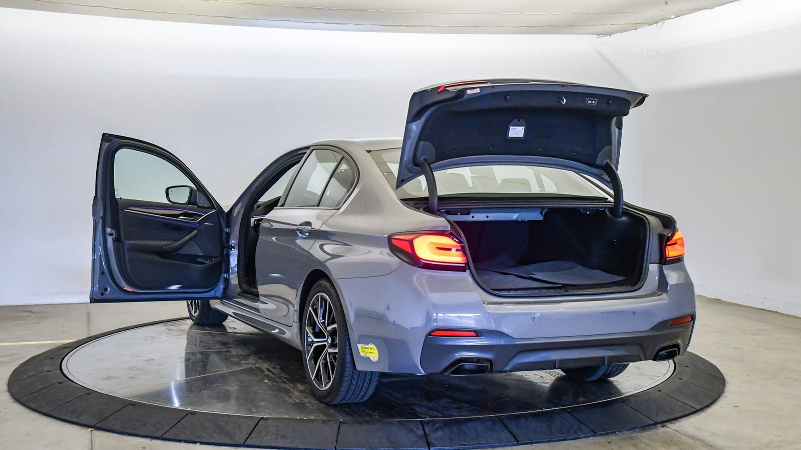 Certified 2022 BMW 530e w/ Premium Package image 31