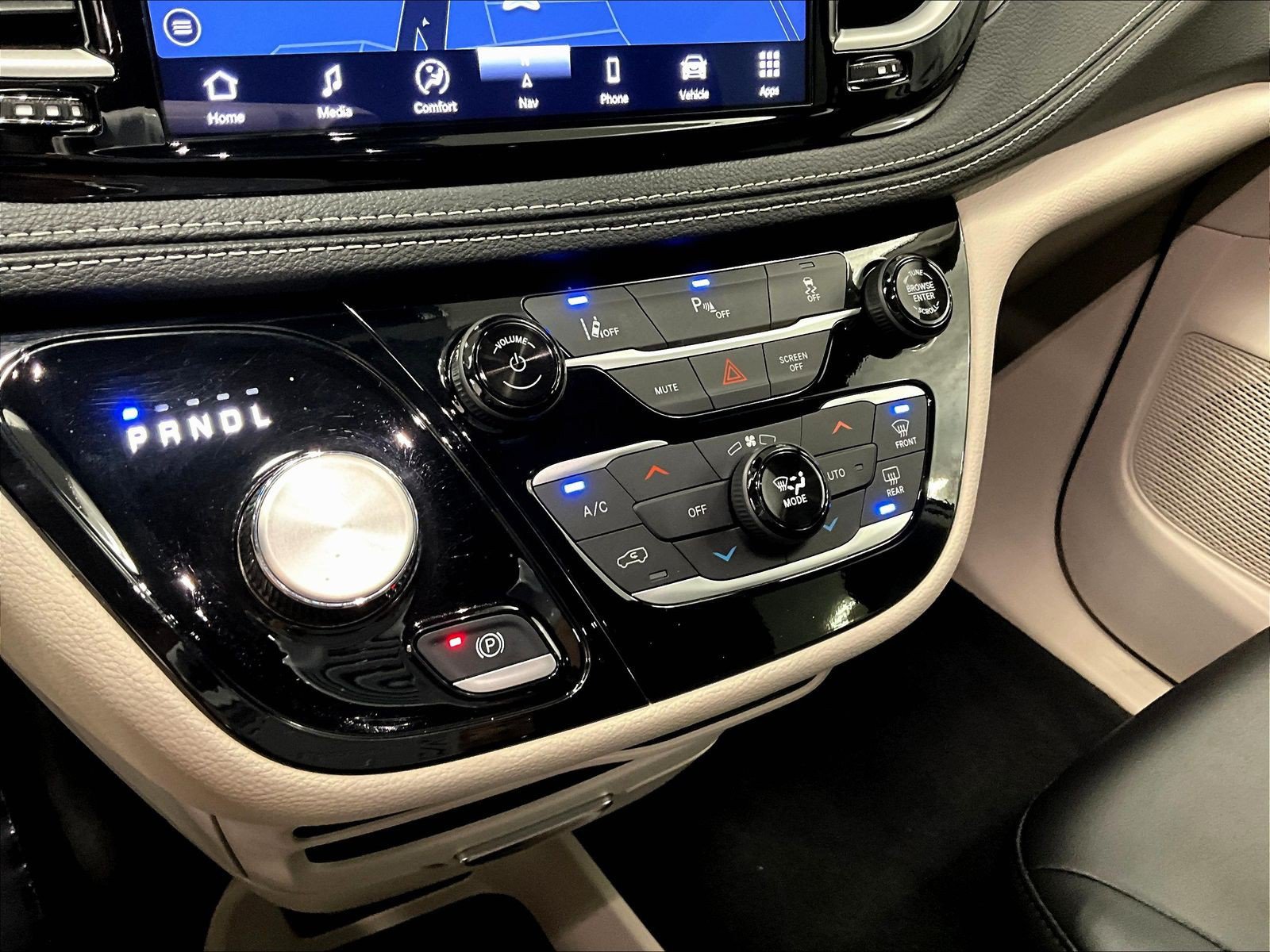 Used 2024 Chrysler Pacifica Limited FWD image 15