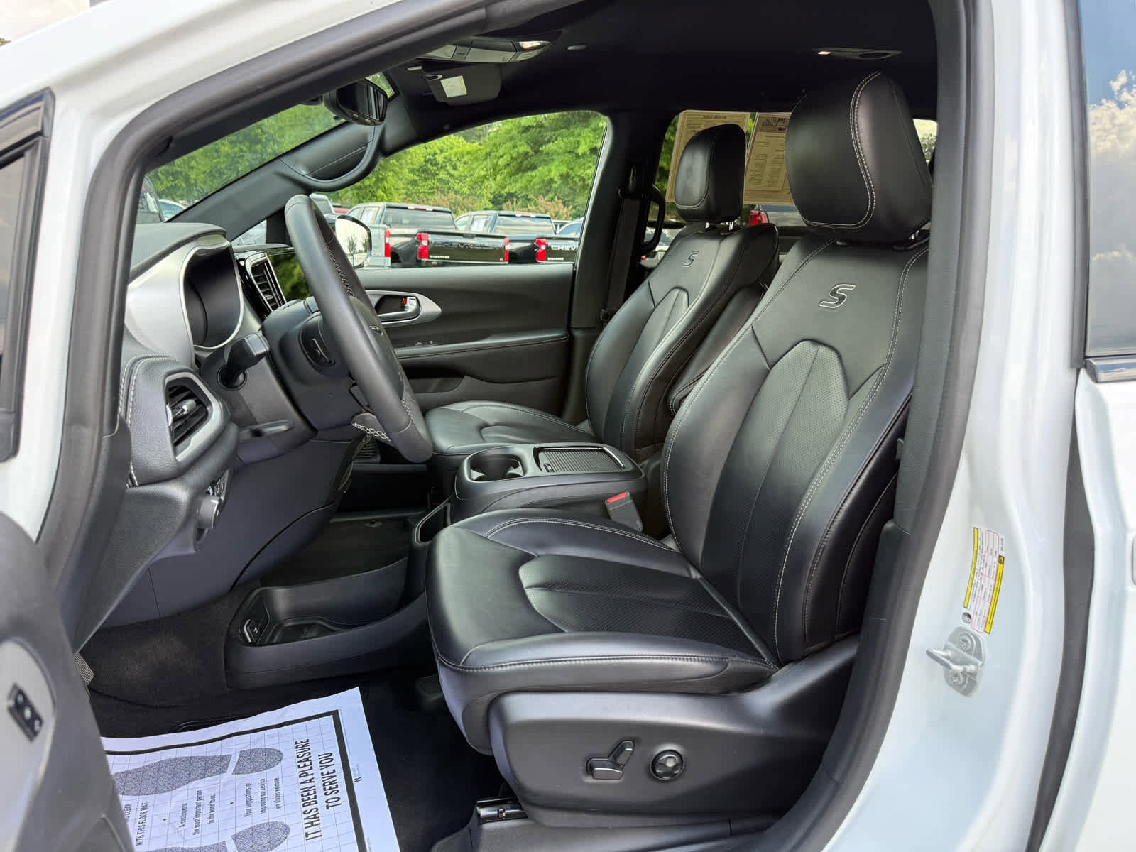 Used 2024 Chrysler Pacifica Limited FWD image 12