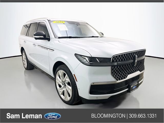 Used 2025 Lincoln Navigator Reserve image 1