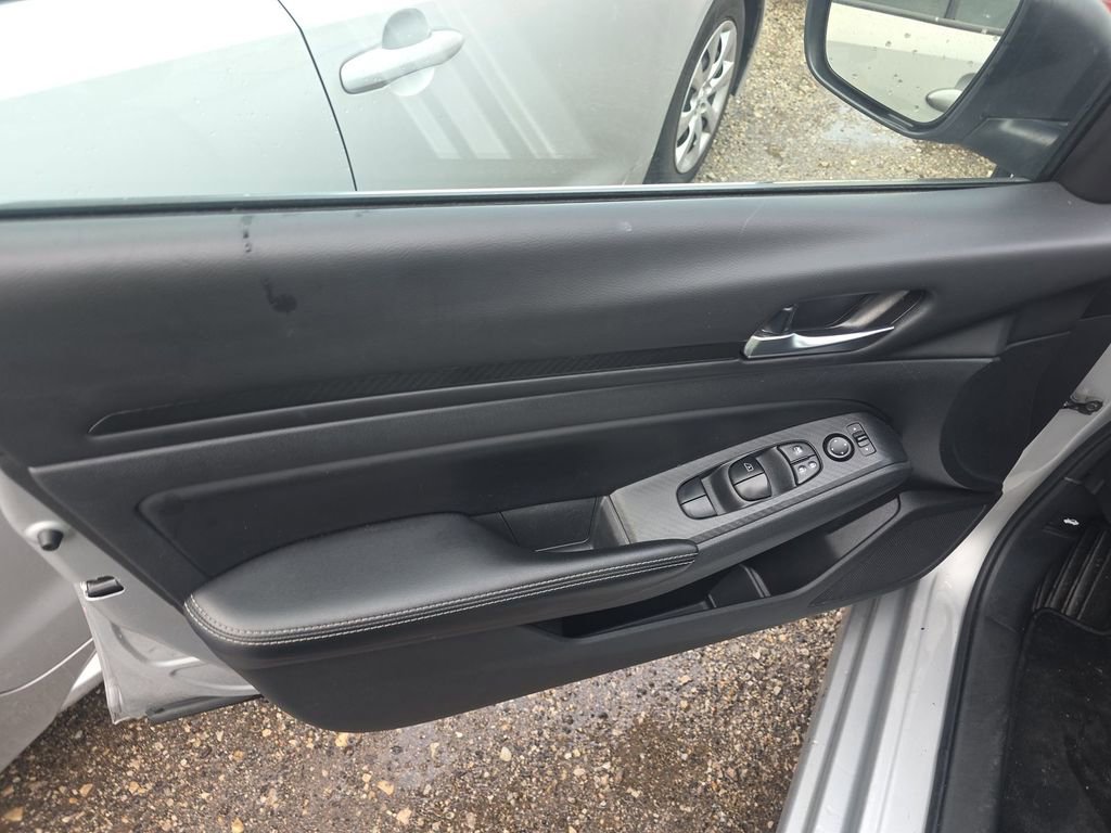 Used 2024 Nissan Altima 2.5 SV image 16