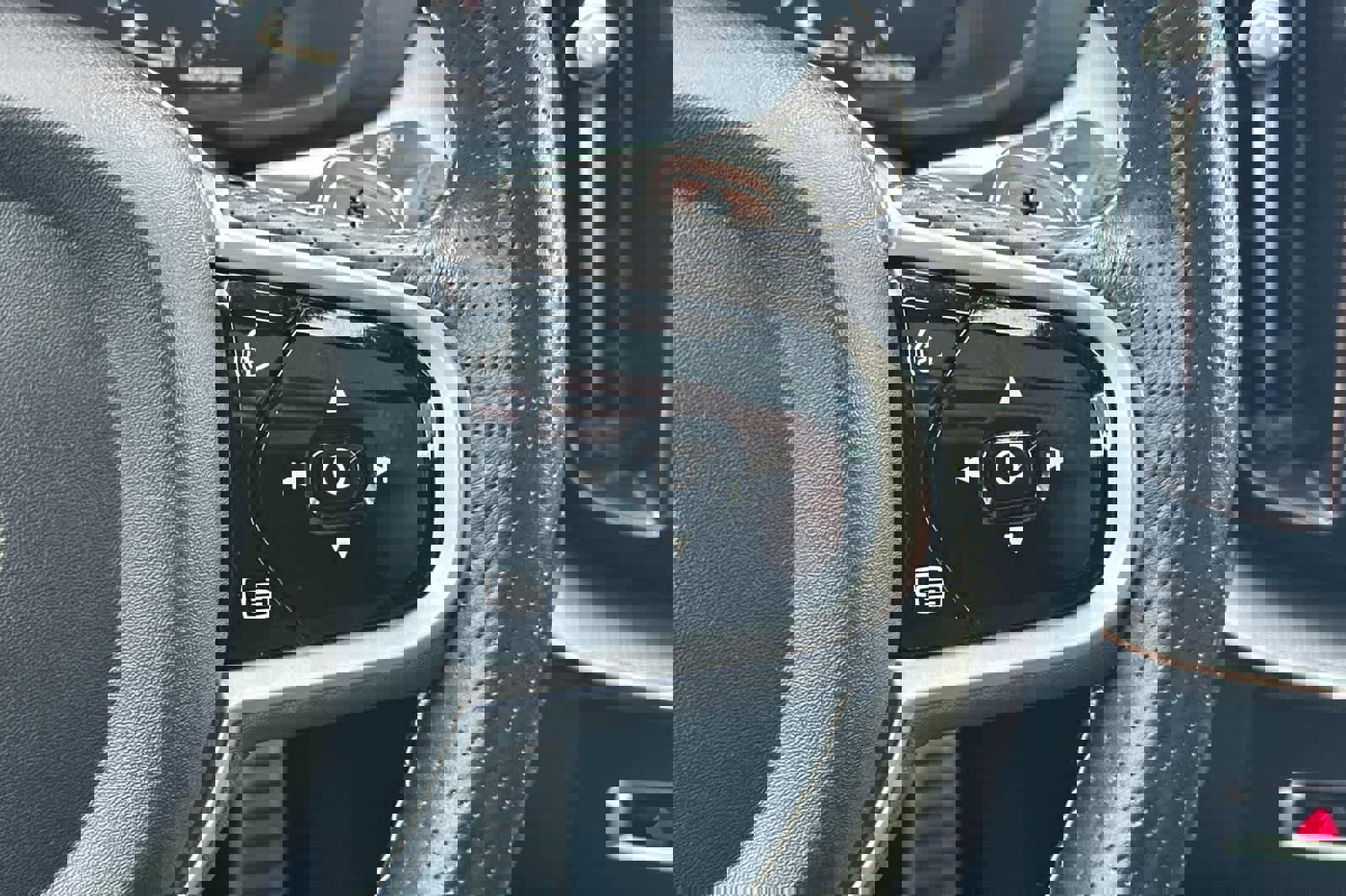 Used 2019 Volvo XC60 T5 R-Design image 30