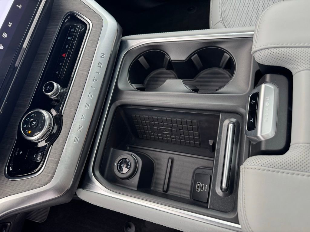 Used 2025 Ford Expedition Platinum w/ Platinum Ultimate Package AWD/4WD image 28