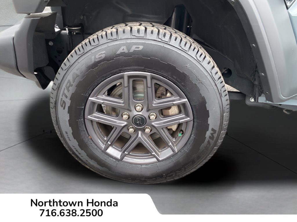 Used 2025 Jeep Wrangler Sport AWD/4WD image 15
