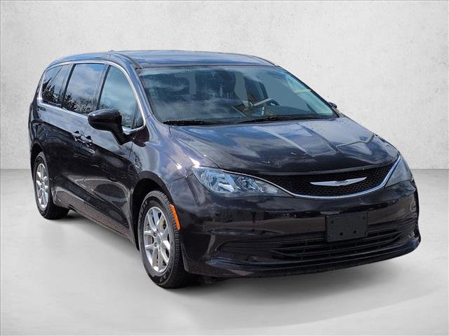 Used 2017 Chrysler Pacifica Touring image 3