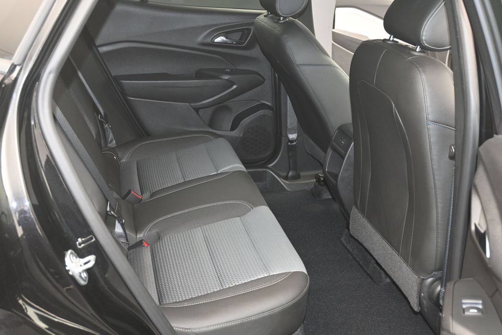 Used 2024 Chevrolet Trax LT FWD image 12
