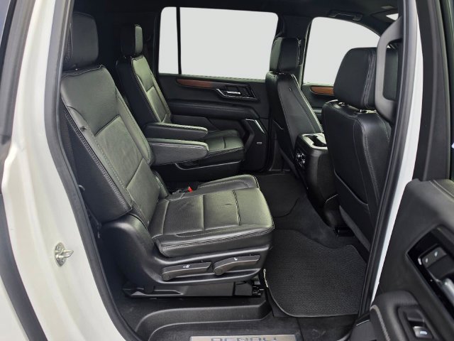 Used 2025 GMC Yukon XL Denali AWD/4WD image 12