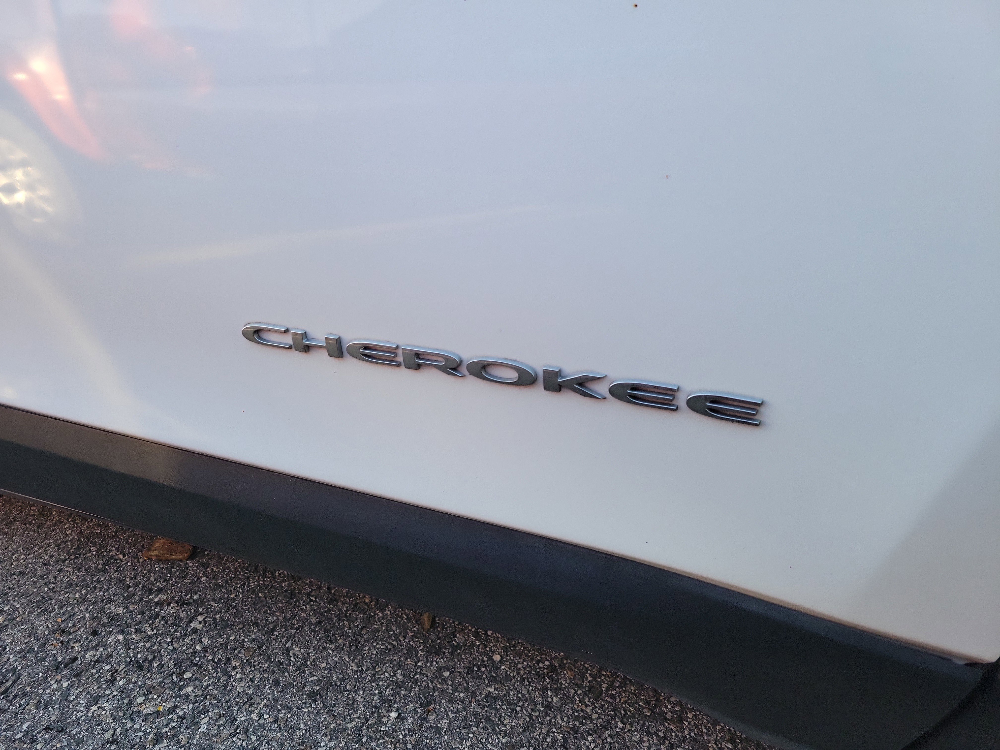 Used 2017 Jeep Cherokee Limited image 11