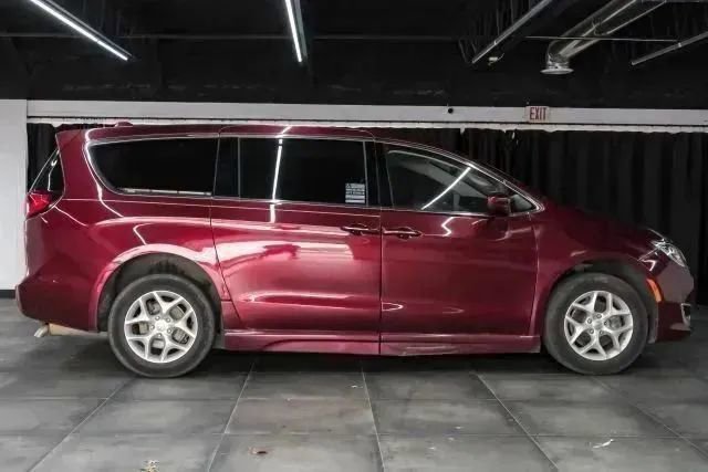 Used 2018 Chrysler Pacifica Touring Plus w/ Tire & Wheel Group FWD image 9