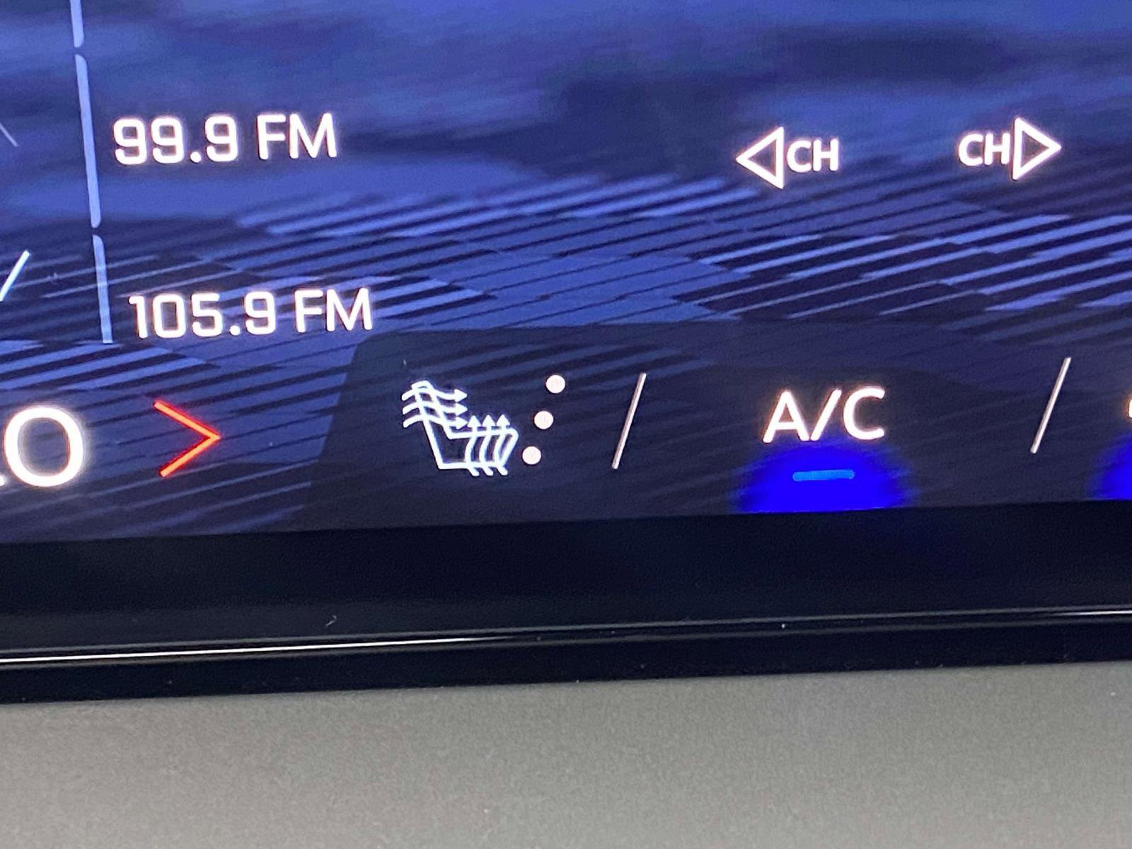 Used 2025 Chevrolet Traverse LT image 16