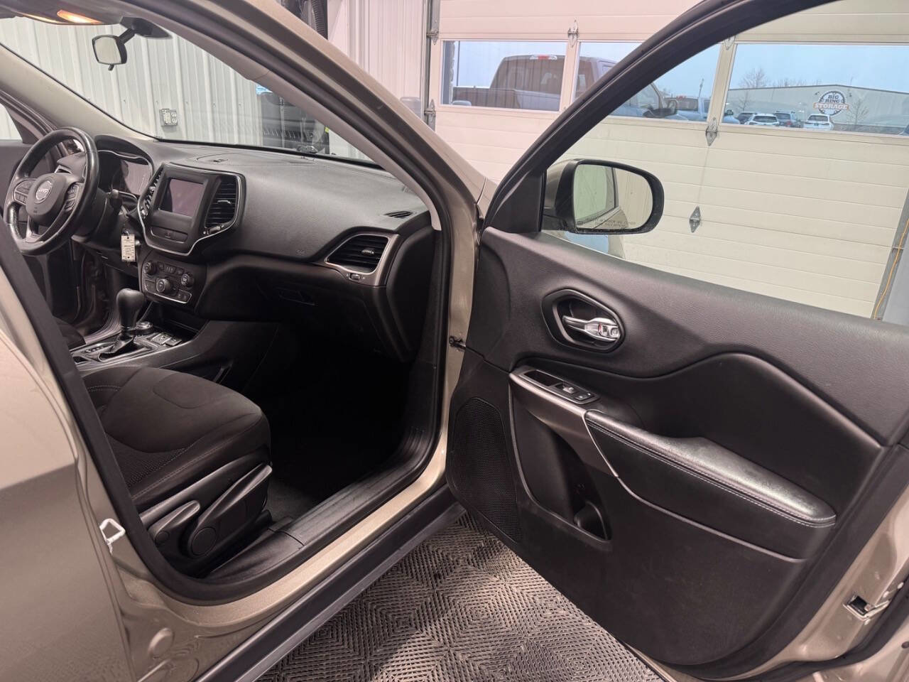 Used 2019 Jeep Cherokee Latitude w/ Cold Weather Group image 14