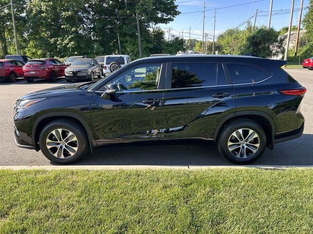 Used 2023 Toyota Highlander XLE AWD/4WD image 5