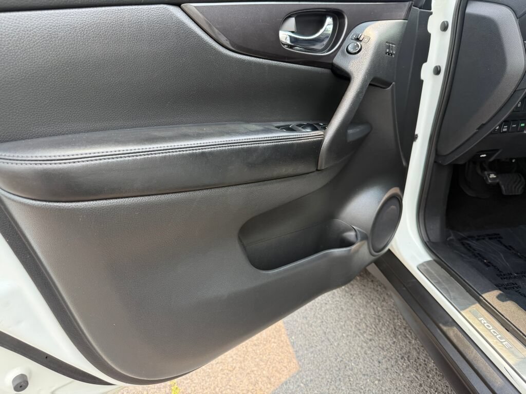 Used 2018 Nissan Rogue SV w/ Premium Package AWD/4WD image 9